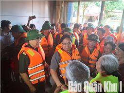 Thủ tướng chính phủ Phạm Minh Chính và Bộ trưởng Bộ Quốc phòng Đại tướng Phan Văn Giang thị sát tình hình ngập lụt tại trung tâm Thái Nguyên